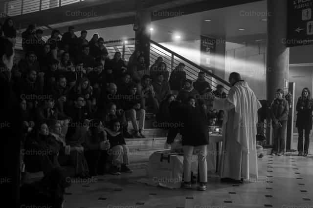 Missa pré-concerto Hakuna com um feixe de luz - Imagens católicas de stock - Foto de Rodrigo De Miguel