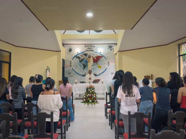 Misa de jovenes - Banco de imágenes católicas - Fotografía por Antonella Ullauri