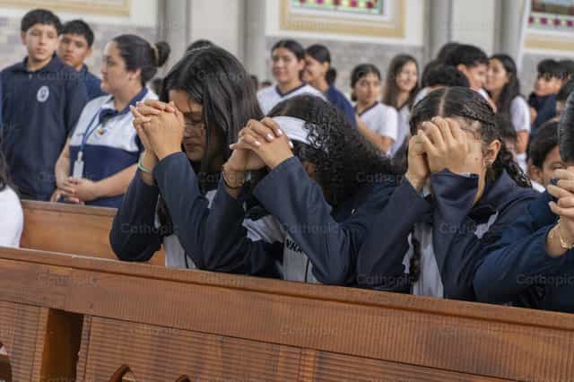 Jovenes orando - Banco de imágenes católicas - Fotografía por Antonella Ullauri