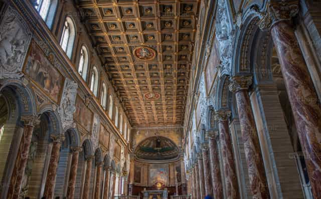 Interior de la basílica San Marcos Evangelista al Campidoglio - Banco de imágenes católicas - Fotografía por Pierluigi Palazzi