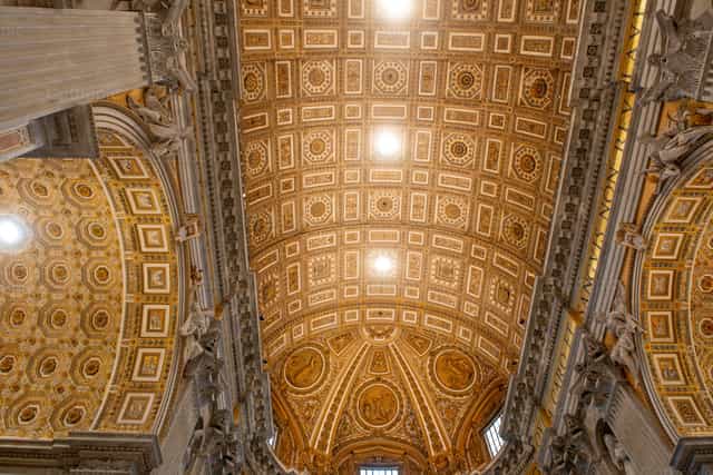 Innenraum einer christlichen Kirche – Ort des Gebets und des Glaubens - Katholische Stockfotos