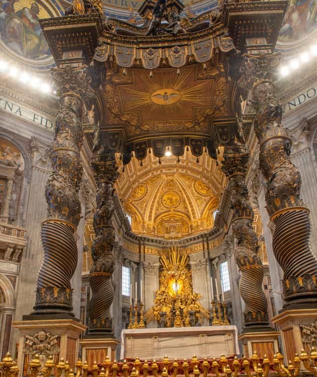 Interior de una iglesia cristiana, lugar de oración y fe. - Banco de imágenes católicas - Fotografía por Pierluigi Palazzi