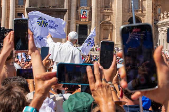 Carlo Acutis Canonization Pope Leo XIV - Banco de imágenes católicas