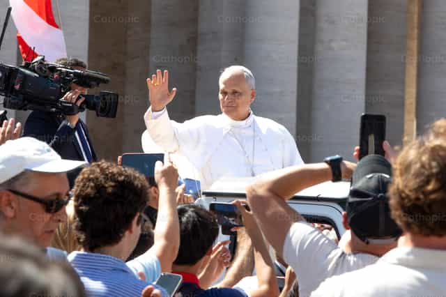 El papa León XIV en Roma, en la canonización de Acutis. - Banco de imágenes católicas - Fotografía por Personally Catholic