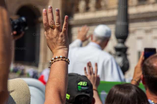 El papa León XIV en Roma, en la canonización de Acutis. Manos. - Banco de imágenes católicas - Fotografía por Personally Catholic