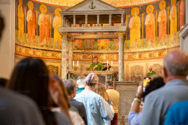Misa en Roma con el obispo - Banco de imágenes católicas