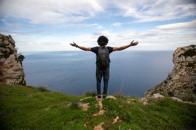 Joven agradeciendo a Dios en la naturaleza - Banco de imágenes católicas - Fotografía por Yandry Fernández Perdomo