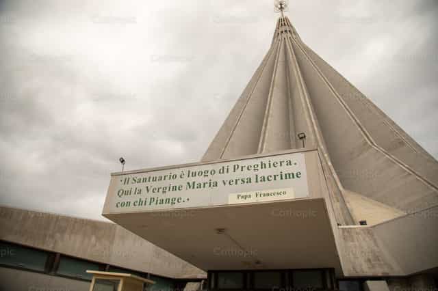 Santuario della Madonna delle Lacrime - Immagini stock cattoliche - Foto di Yandry Fernández Perdomo