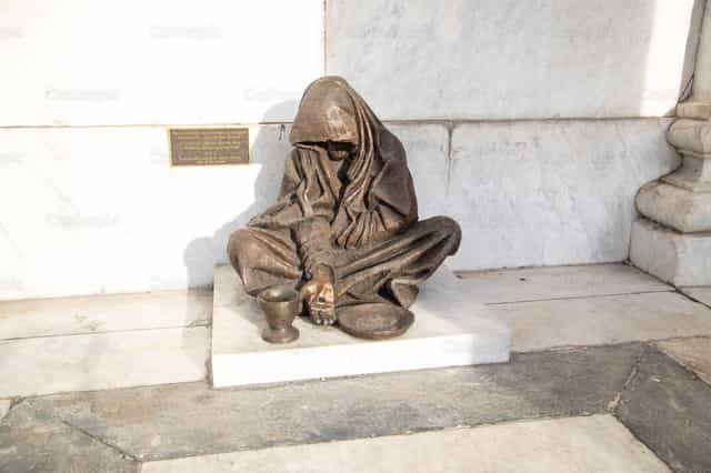 Escultura de persona pobre pidiendo en una iglesia - Banco de imágenes católicas - Fotografía por Yandry Fernández Perdomo