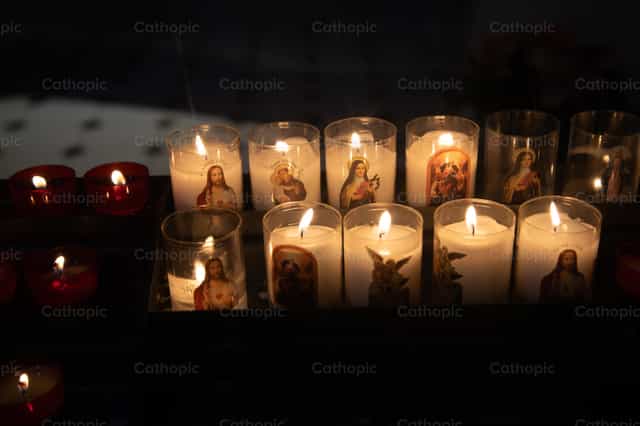 Mga kandilang may mga larawan ng mga santo - Mga Catholic stock image - Larawan ni Yandry Fernández Perdomo