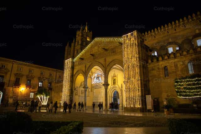 Catedral de Palermo iluminada de noche - Banco de imágenes católicas - Fotografía por Yandry Fernández Perdomo