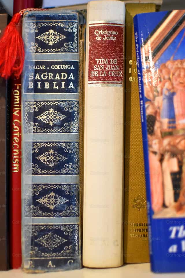 Una vieja Biblia española en una estantería - Banco de imágenes católicas - Fotografía por Luisa Oswalt