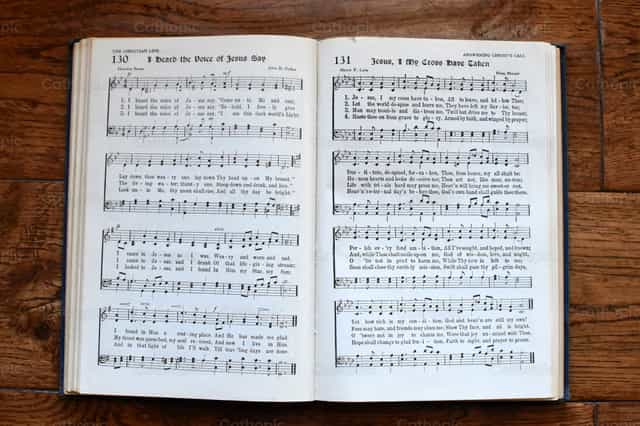 Isang lumang aklat ng mga himno, vespers - Mga Catholic stock image
