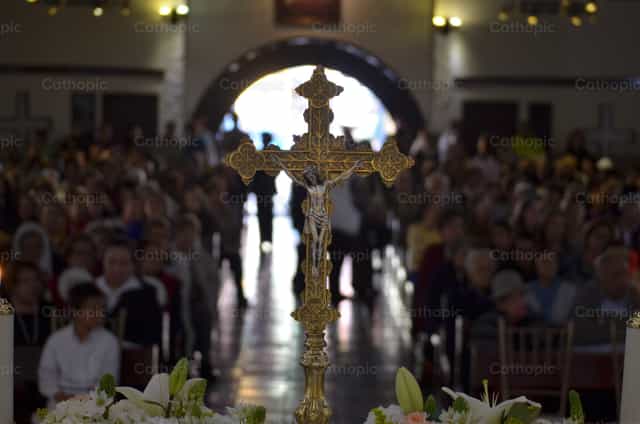 Crocifisso sull’altare - Immagini stock cattoliche