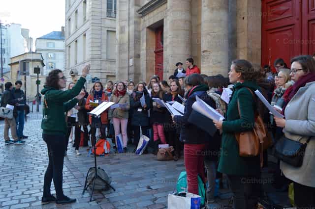 Cantantes en la calle - Banco de imágenes católicas - Fotografía por Pierra Briard