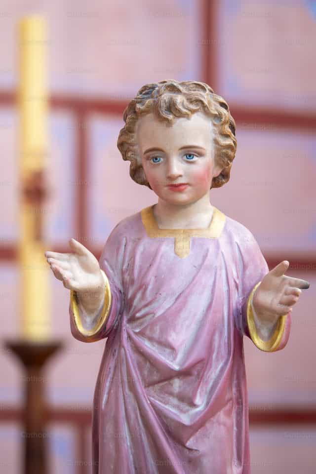 Estatua del Niño Jesús con gesto de bendición - Banco de imágenes católicas - Fotografía por Joan Sutter