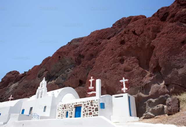 Capilla en la playa roja, Santorini - Banco de imágenes católicas - Fotografía por Antonio Gravante