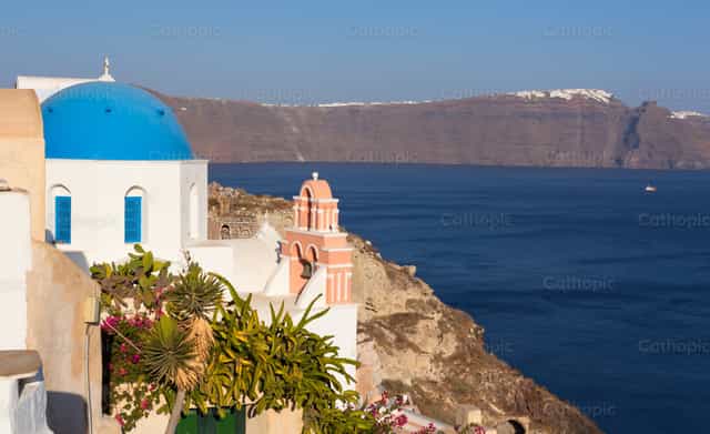 Iglesia emblemática con cúpula azul y campanario rosa en Oia, Santo - Banco de imágenes católicas