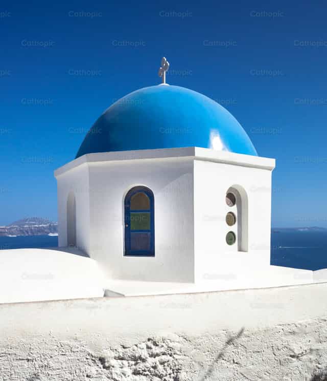 Iglesia con cúpula azul en el pueblo de Oia, isla de Santorini. - Banco de imágenes católicas