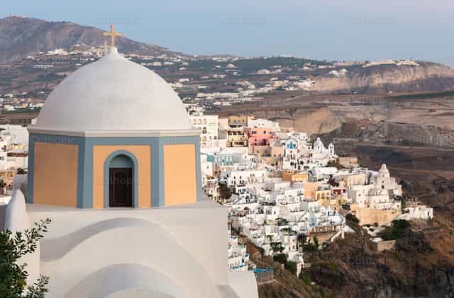 Vista de Fira al atardecer en la isla de Santorini, Grecia. - Banco de imágenes católicas - Fotografía por Antonio Gravante
