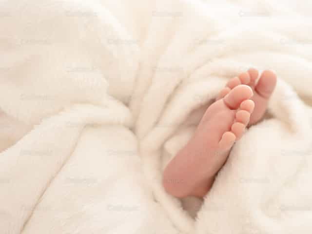 婴儿的脚 - 天主教图库图片 - 摄影： Clina CG