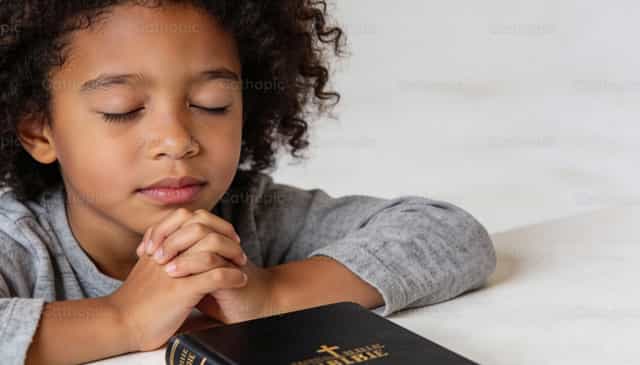 Preghiera dei bambini - Immagini stock cattoliche - Foto di Noemí Márquez