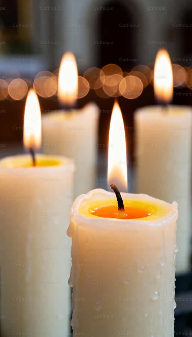 Luz Quente de Oração entre Velas Devocionais - Imagens católicas de stock