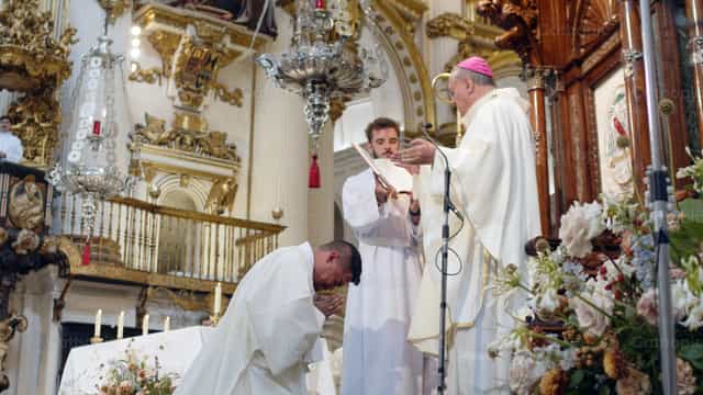 Ceremonia de ordenación sacerdotal católica - Banco de imágenes católicas
