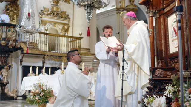 Ceremonia de ordenación sacerdotal - Banco de imágenes católicas
