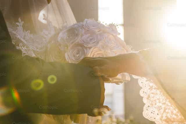 Manos al sol - Banco de imágenes católicas - Fotografía por Gabriel Manjarres