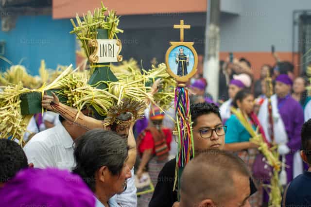 La procesión del pueblo - Banco de imágenes católicas - Fotografía por Enrique Casasola