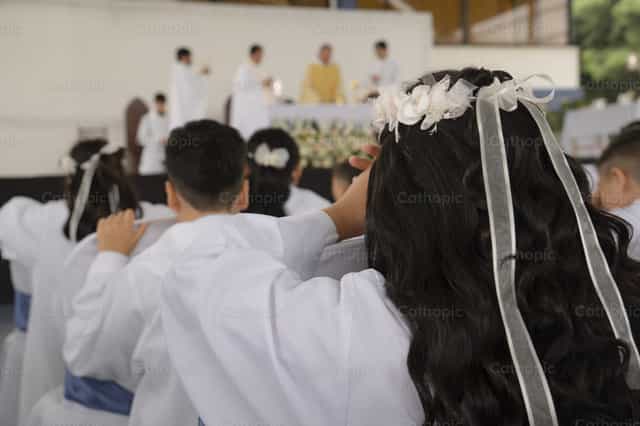 Misa de Primera Comunión - Banco de imágenes católicas - Fotografía por Antonella Ullauri