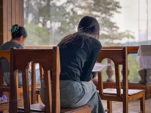Joven orando - Banco de imágenes católicas - Fotografía por Antonella Ullauri