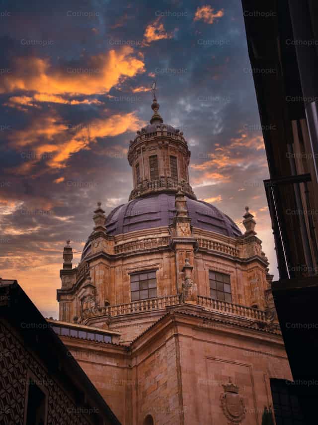 Cúpula y las torres de La Clerecía - Banco de imágenes católicas - Fotografía por Fr. Sebastian Munoz