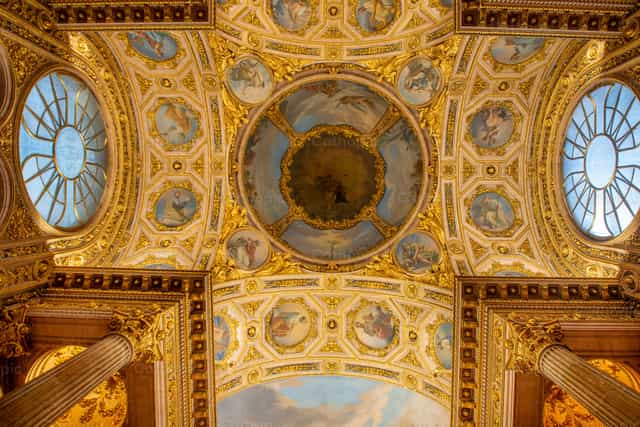 Interior de la cúpula de la capilla situada lateralmente en la catedral de Bérgamo. - Banco de imágenes católicas