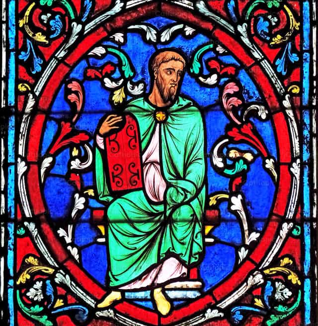 Vidriera de Moises en la catedral de Notre Dame - Banco de imágenes católicas - Fotografía por Zvonimir Atletić