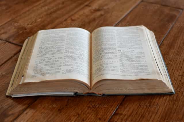 Una Biblia española abierta por la mitad. - Banco de imágenes católicas - Fotografía por Luisa Oswalt