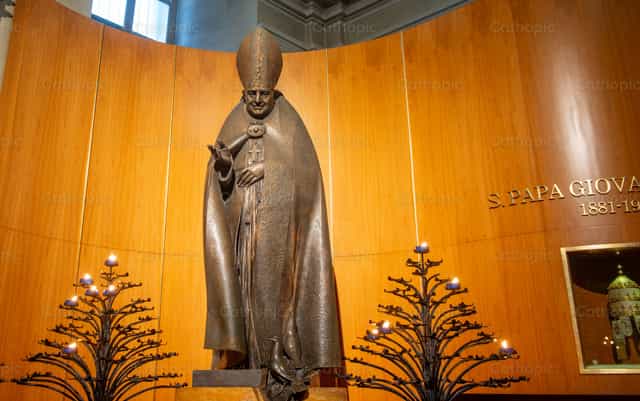 Estatua de bronce que representa al papa Juan. - Banco de imágenes católicas - Fotografía por Pierluigi Palazzi