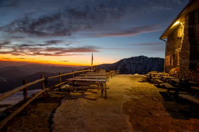 Refugio de montaña Capanna 2000 al atardecer. - Banco de imágenes católicas - Fotografía por Pierluigi Palazzi
