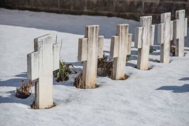 Las cruces, ligeramente desgastadas por el paso del tiempo - Banco de imágenes católicas - Fotografía por Pierluigi Palazzi