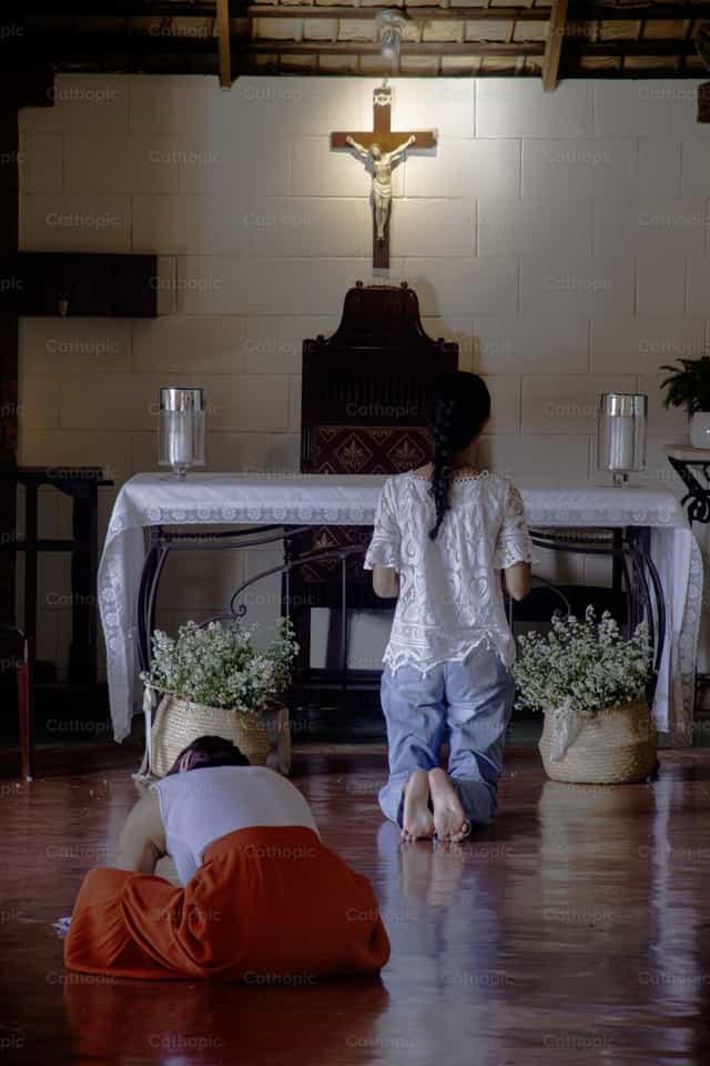 Young prayer - Catholic stock images - Photo by Cristopher Callejas