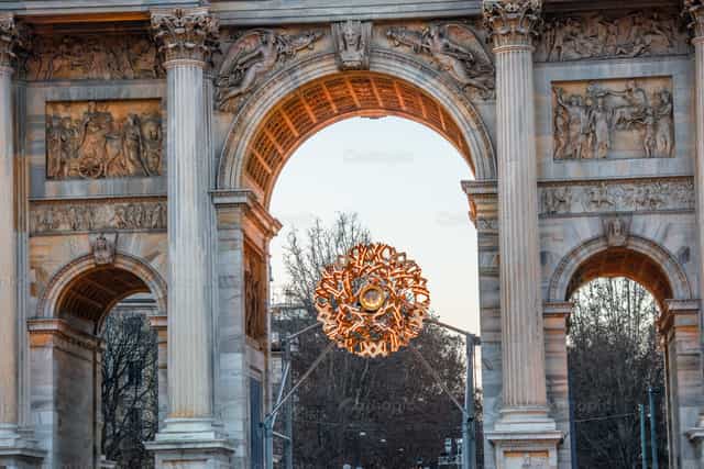 El Arco della Pace en Milán con la antorcha olímpica de los Juegos Olímpicos de Milán-Cortina 2026. - Banco de imágenes católicas - Fotografía por Pierluigi Palazzi
