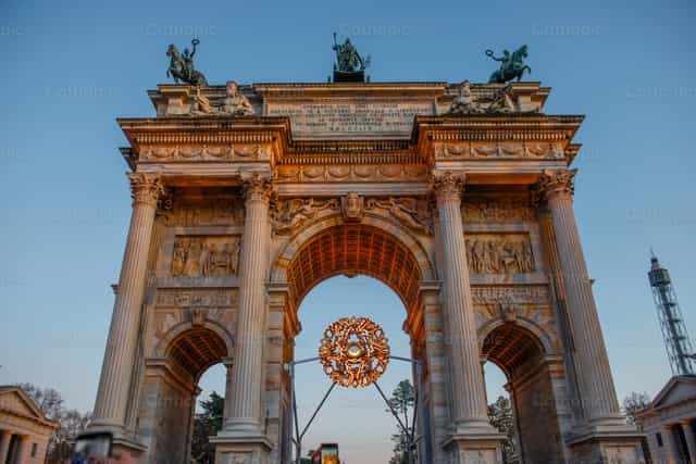 El Arco della Pace en Milán con la antorcha olímpica de los Juegos Olímpicos de Milán-Cortina 2026. - Banco de imágenes católicas - Fotografía por Pierluigi Palazzi