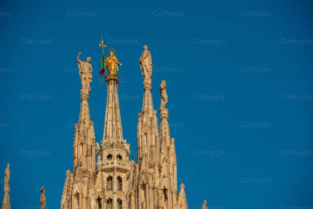 Las agujas de la catedral de Milán bajo el cielo azul. - Banco de imágenes católicas - Fotografía por Pierluigi Palazzi