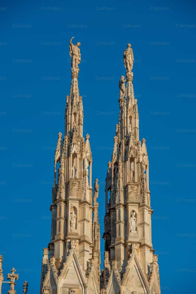Las agujas de la catedral de Milán bajo el cielo azul. - Banco de imágenes católicas - Fotografía por Pierluigi Palazzi