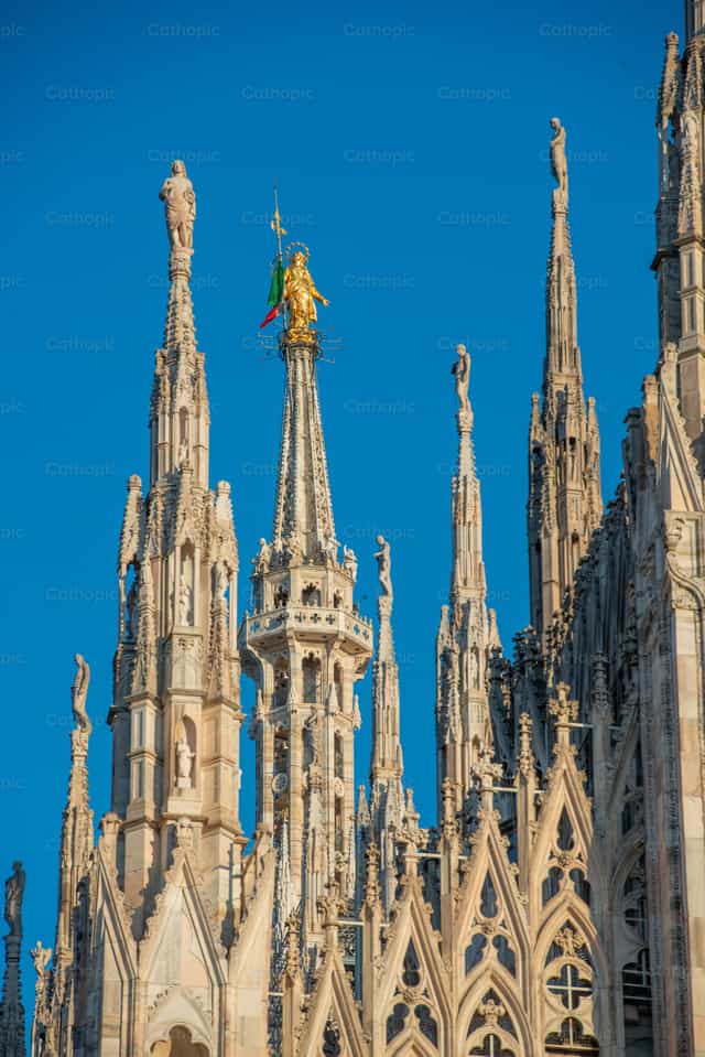 Las agujas de la catedral de Milán bajo el cielo azul. - Banco de imágenes católicas - Fotografía por Pierluigi Palazzi