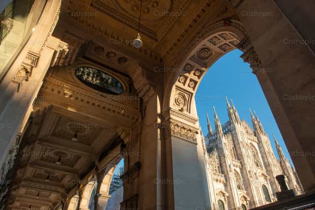 Las agujas de la catedral de Milán bajo el cielo azul. - Banco de imágenes católicas - Fotografía por Pierluigi Palazzi
