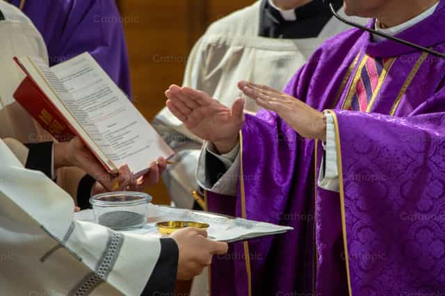 Bendición de la ceniza - Banco de imágenes católicas - Fotografía por Cristian Gutiérrez, LC