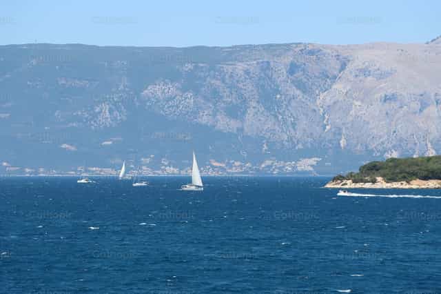 Sailboat - Catholic stock images - Photo by Frames Cristianos