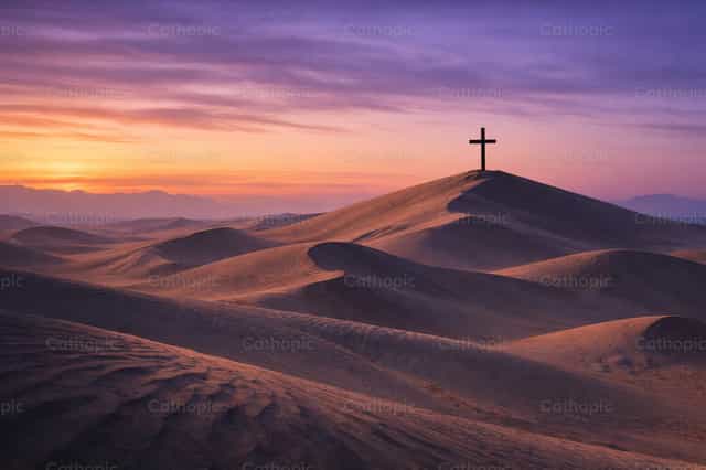 Paesaggio del deserto di Quaresima con Croce lontana - Immagini stock cattoliche - Foto di Filip Pleše